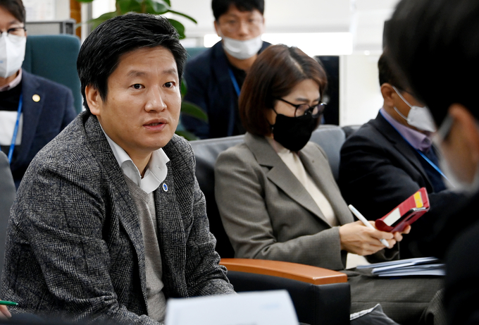 30일 시청 기자실에서 홍준호 인천시 행정국장이 행정국 소관 현안과 관련해 기자간담회를 하고 있다. ( 사진 = 인천시 제공 )