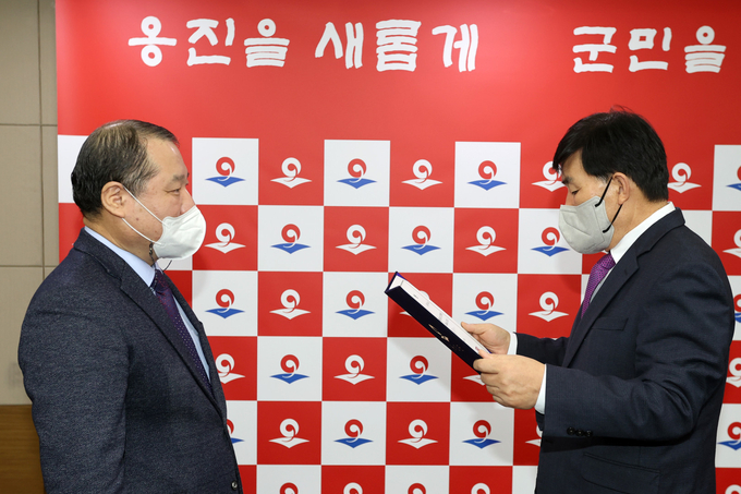 1일 문경복 옹진군수(오른쪽)가 홍득표 옹진군자원봉사센터장에게 임명장을 건네고 있다. ( 사진 = 옹진군 제공 )