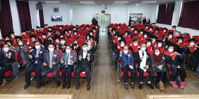 지난 30일 오후 인천 남동구지회 대강당에서 열린 ‘제34기 노인대학 졸업식’에서 박종효 구청장, 김동인 지회장, 졸업생들이 기념사진을 촬영하고 있다. ( 사진 - 남동구 제공 )