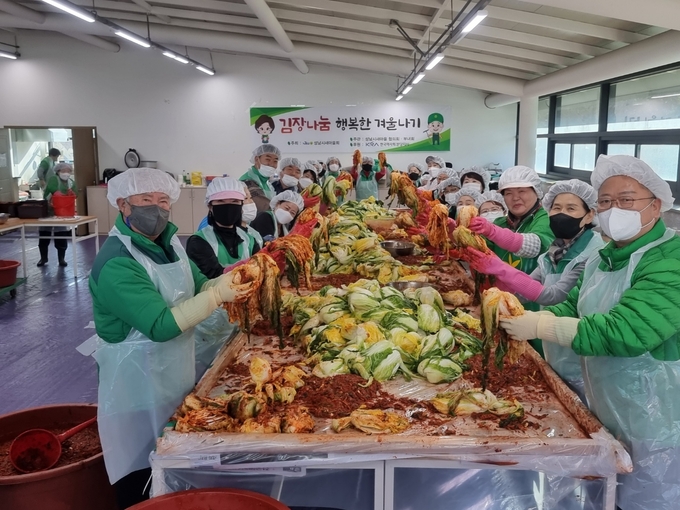 성남시새마을회 회원들이 소외계층에게 전달될 김장을 담그고 있다. (사진=성남시새마을회 제공)