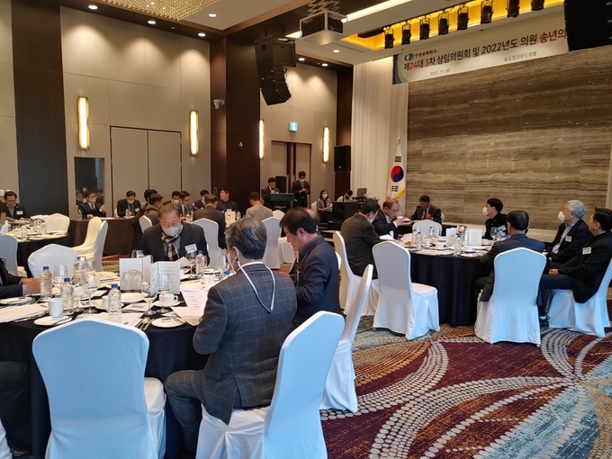 지난 30일 송도오크우드호텔 프리미어룸에서 ‘제24대 3차 상임의원회’에서 인천상공회의소 관계자들이 송년회밤 행사를 진행하고 있다. ( 사진 = 인천상의 제공 )