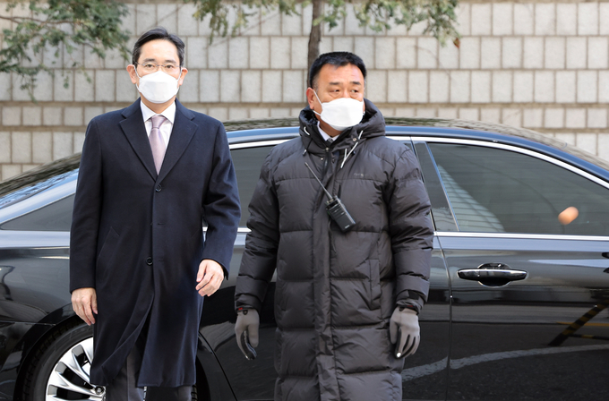 이재용 삼성전자 회장이 1일 오전 서초구 서울중앙지법에서 열린 '회계부정·부당합병' 1심 속행 공판에 출석하고 있는 가운데 누군가 계란을 던지고 있다. (사진=연합뉴스)