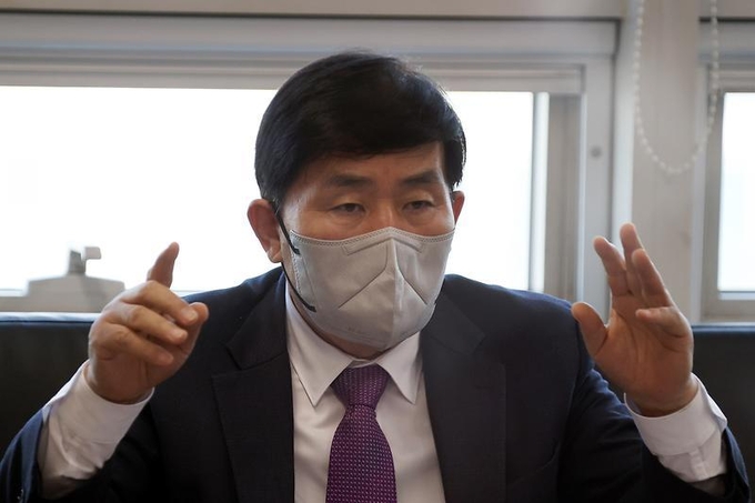 문경복 옹진군수가 1일 오전 열린 2023년 주요정책 기자간담회에서 설명하고 있다. ( 사진 = 옹진군 제공 )