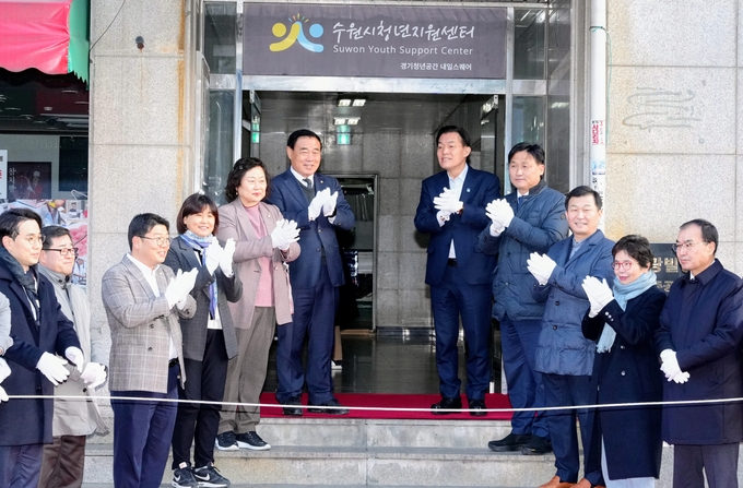 이재준 수원시장, 이재식 수원시의회 부의장, 김영진 의원(수원시병) 등이 청년지원센터 개소식에서 함께하고 있다. (사진=수원시 제공)