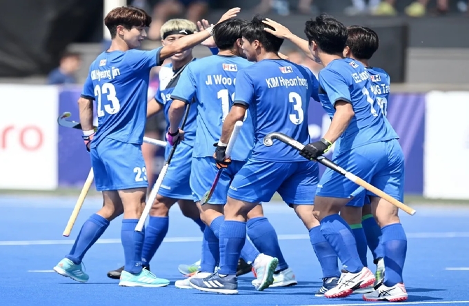 1일(현지시간) 남아프리카공화국 포체프스트롬에서 열린 2022 국제하키연맹(FIH) 네이션스컵 3일째 B조 조별리그 3차전에서 대한민국과 캐나다의 경기에서 한국 선수들이 득점에 성공한 뒤 기뻐하고 있다. (사진=국제하키연맹 홈피이지 캡처)