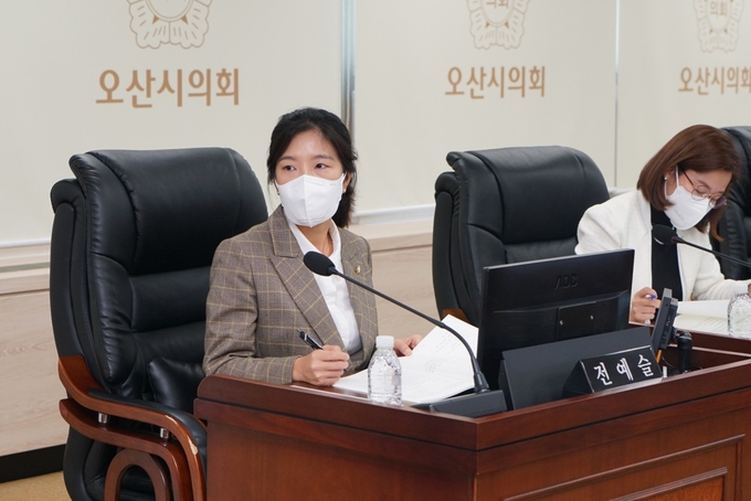 오산시의회 전예슬 의원이 대표발의한 ‘오산시 옥외행사의 안전관리에 관한 조례안’이 29일 조례심사특별위원회 심사를 통과했다.(사진=오산시의회 제공)