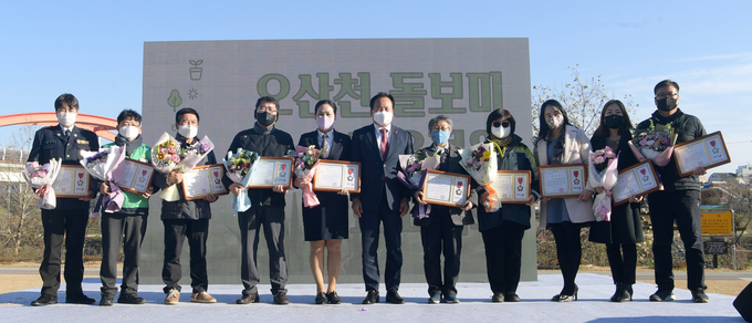 오산천 돌보미 작은정원 보고대회 장면(사진=오산시 제공)