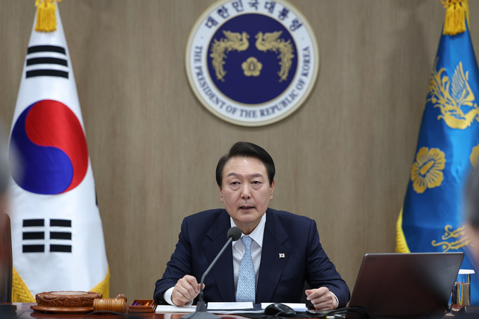  윤석열 대통령이 화물연대 집단운송거부 사태 관련 업무개시명령을 심의하기 위해 29일 서울 용산 대통령실 청사에서 열린 국무회의에 참석, 발언하고 있다. (사진=연합뉴스/대통령실 제공)