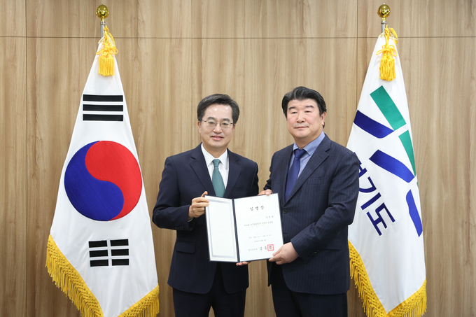 2일 경기관광공사 사장 임명장 수여. (왼쪽)김동연 경기도지사, (오른쪽)조원용 경기관광공사 신임 사장. (사진=경기관광공사 제공)