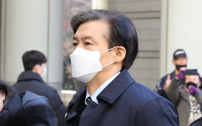 자녀 입시비리와 감찰 무마 등 혐의로 기소된 조국 전 법무부 장관이 2일 오후 서울중앙지법에서 열린 1심 결심 공판에 출석하고 있다. (사진=연합뉴스)