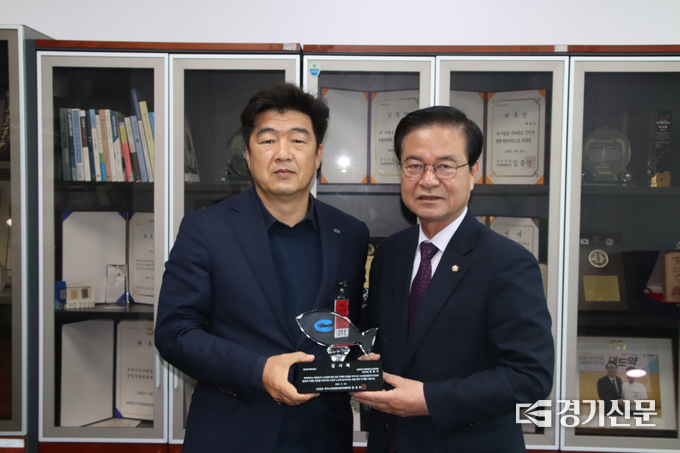 최춘식 국회의원이 한국수산업경영인중앙연합회로부터 ‘2022년 우수 국회의원 감사패’를 받았다. (사진=최춘식 국회의원실 제공)