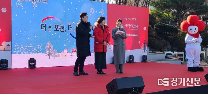 박윤경 농협중앙회 포천시지부장이 아나운서들과 인터뷰하고 있다. 농협포천지부는 1억원의 성금을 기부해 '포천시 기부 명문 2호'로 선정되었다. (사진=문석완 기자)