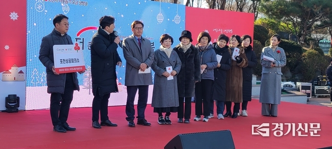 이민형 포천상공회의소 회장과 기업인들도 이웃돕기에 동참했다. (사진=문석완 기자)