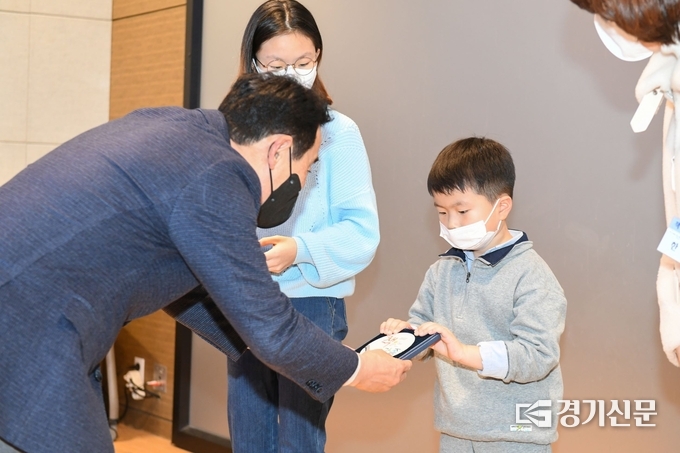 백영현 포천시장이 '책 읽는 가족’ 인증서를 가족중 가장 어린 어린이에게 수여하고 있다. (사진=포천시 제공)