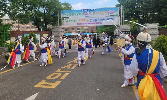 지난 5월 동풍물연합회가 부원중학교에서 등굣길 음악회를 하고 있다. ( 사진 = 부평구 제공 )