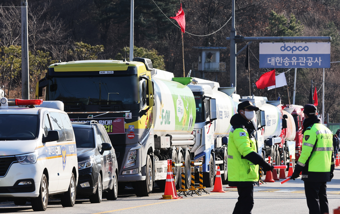 화물연대 파업 9일째인 2일 오후 경기도 성남시 분당구 대한송유관공사 서울지사 앞에 파업 중인 유조차가 주차돼 있다. (사진=연합뉴스)