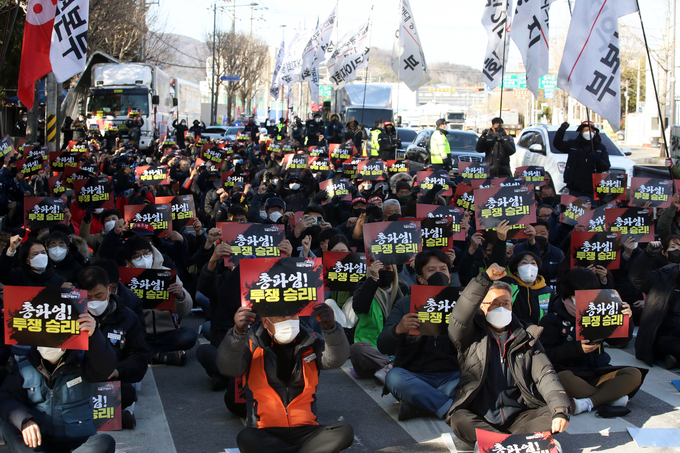 화물연대 총파업 9일째를 맞은 2일 오후 광주 광산구 금호타이어 광주공장 정문 앞에서 화물연대 총력투쟁 결의대회가 열리고 있다. (사진=연합뉴스)