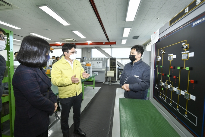 김병수 시장이 김포골드라인 차량기지를 방문, 관계자와 함께 안전점검에 관한 이야기를 나누고 있다. (사진=김포시 제공)
