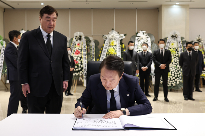 윤석열 대통령이 2일 서울 중구 주한중국대사관에 마련된 고(故) 장쩌민 전 중국 국가주석 분향소를 찾아 조문록을 작성하고 있다. (사진=연합뉴스/대통령실 제공)