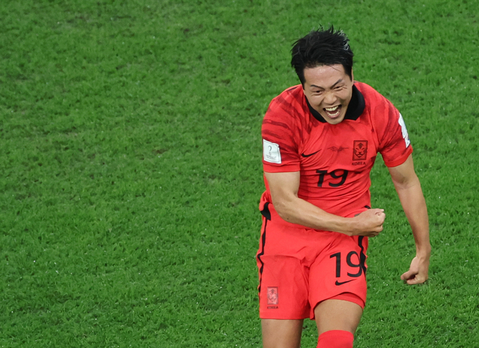 3일 오전(한국시간) 카타르 알라이얀의 에듀케이션 시티 스타디움에서 열린 2022 카타르 월드컵 조별리그 H조 3차전 대한민국과 포르투갈 경기. 전반 한국 김영권이 동점골을 넣은 뒤 환호하고 있다. (사진=연합뉴스)