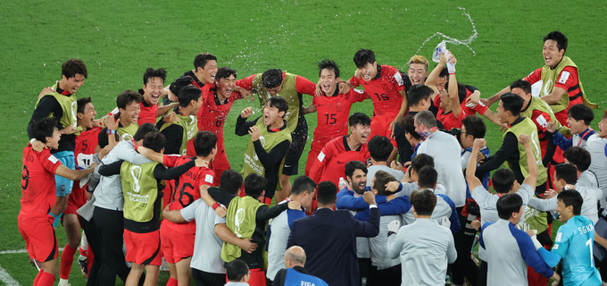  3일 오전(한국시간) 카타르 알라이얀의 에듀케이션 시티 스타디움에서 열린 2022 카타르 월드컵 조별리그 H조 3차전 대한민국과 포르투갈 경기. 포르투갈을 2-1로 이기며 16강 진출에 성공한 한국 선수들이 기뻐하고 있다. (사진=연합뉴스)
