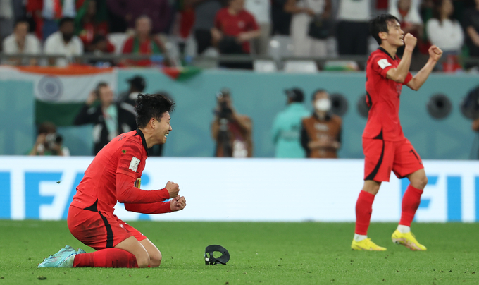 3일 오전(한국시간) 카타르 알라이얀의 에듀케이션 시티 스타디움에서 열린 2022 카타르 월드컵 조별리그 H조 3차전 대한민국과 포르투갈 경기. 2-1로 승리하며 경기가 종료되자 손흥민이 환호하고 있다. (사진=연합뉴스)
