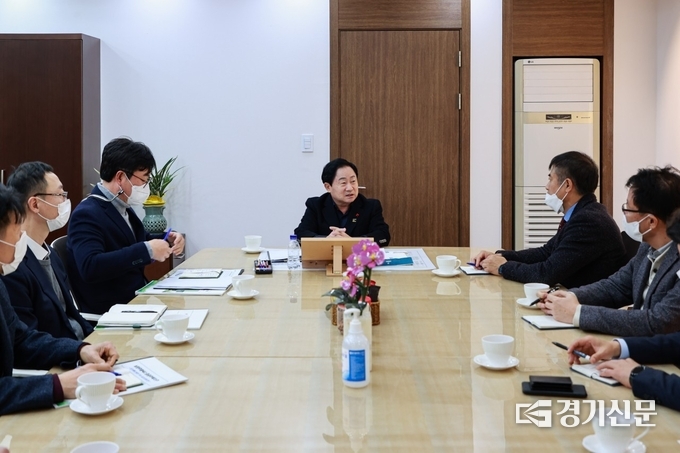 주광덕 남양주시장은 지난 1일 한국토지주택공사 신경철 본부장을 만나 신도시 현안 사항을 논의하고, 왕숙신도시 광역교통개선대책 사업을 차질 없이 추진해 줄 것을 요청했다. (사진=남양주시 제공)
