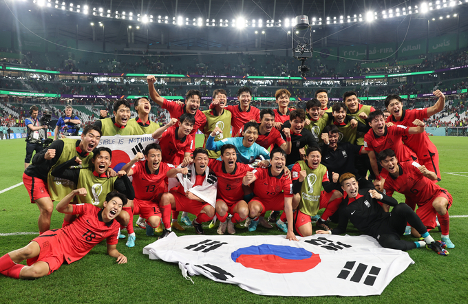 3일 오전(한국시간) 카타르 알라이얀의 에듀케이션 시티 스타디움에서 열린 2022 카타르 월드컵 조별리그 H조 3차전 대한민국과 포르투갈 경기에서 승리를 거두며 16강 진출에 성공한 대표팀이 기념촬영을 하며 기쁨을 나누고 있다. (사진=연합뉴스)
