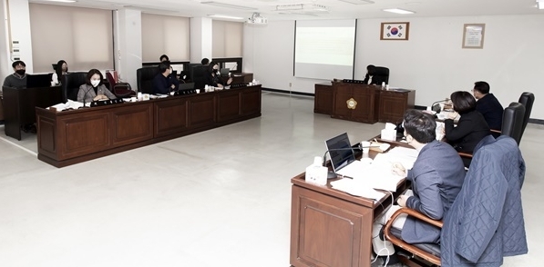김포시의회 행정복지원회가 열린 본예산 심사 과정에 시에서 채용한 시민 소통관을 두고 여야 의원들이 공방을 벌이고 있다. (사진=천용남기자)