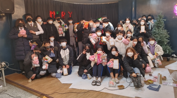  상동중 학생들이 학생주도 프로젝트 ‘K푸드 체험’이 끝난 후 단체 사진을 찍고 있다. (사진=부천상동중학교 제공)