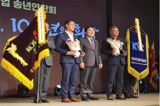 광명시슈퍼마켓협동조합은 지난 1일 여의도에서 열린 중소기업협동조합중앙회 주최 중소기업 송년연찬회에서 2022년 중소기업 유통물류 부문 대상을 수상했다.(사진=광명시 제공)