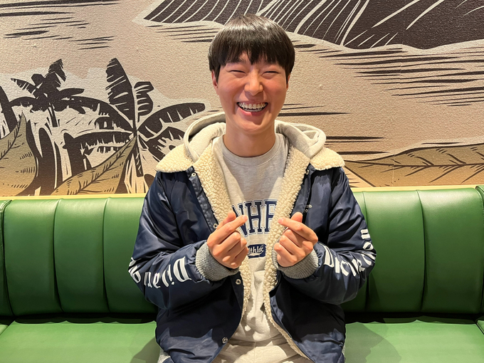 지난달 29일 경기신문과의 인터뷰를 마친 뒤 정의만 씨가 사진 촬영을 하고 있다. ( 사진 = 김샛별 기자 )