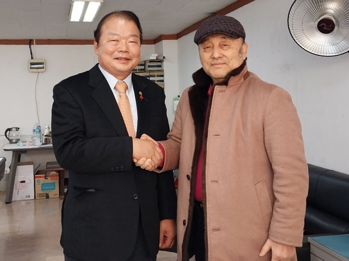 지난 3일 이인철 전 인천생활체육회장(오른쪽)이 신한용 전 인천테니스협회장을 만나 지지를 선언하고 있다. ( 사진 = 신한용 제공 ) 