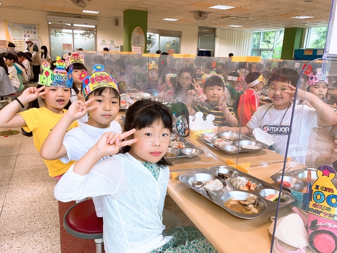  맛있는 급식 즐기는 하남나룰초등학교 학생들. (사진=하남나룰초등학교 제공)