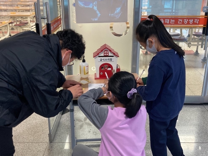  급식소리함에 건의사항을 제출하는 하남나룰초등학교 학생들. (사진=하남나룰초등학교 제공)