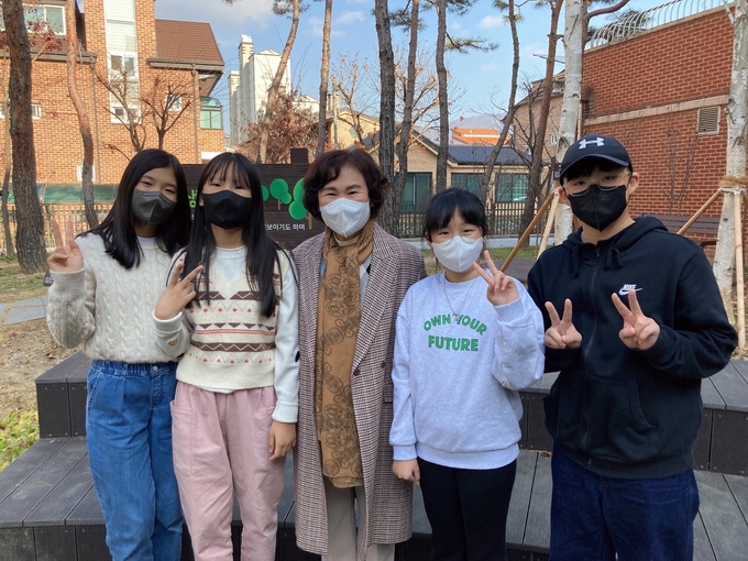  손금옥 하남나룰초등학교 교장과 학생들. (사진=하남나룰초등학교 제공)