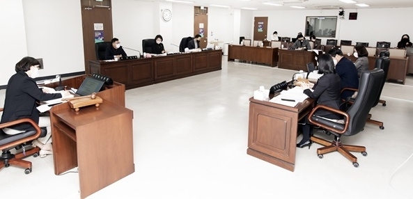 김포시의회 행정복지위원회 야당소속 위원들이 산업진흥원 해산 결정과 관련해 시 집행부에 강한 불만속에 회의가 진행되고 있다. (사진=김포시의회 제공)