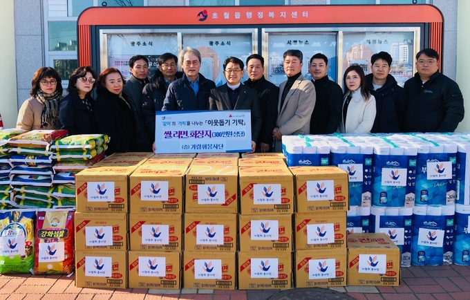 정재형 가람휘봉사단 회장등 회원들이 어려운 이웃에 전달해 달라며 구정서 초월읍장에 쌀, 라면등 이웃돕기 물품을 기탁하고 있다.(사진=광주시 제공)