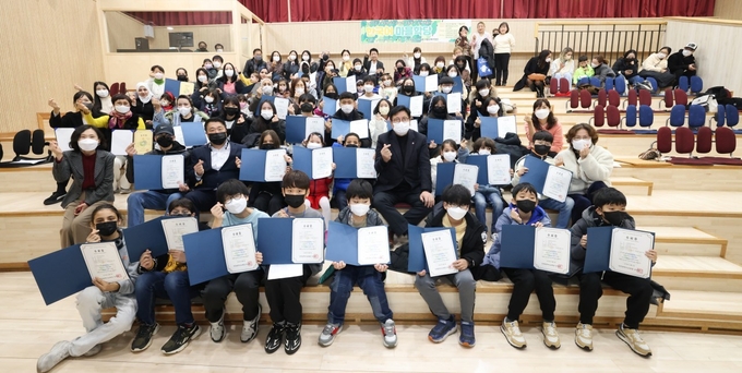 한국어 마을학당 운영 1기 수료식이 지난 3일 열려 초·중·고 학생 39명에게 수료증을 전달했다. ( 사진 = 인천시교육청 제공 )
