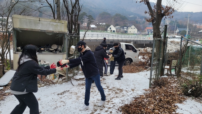 양평군 용문고등학교 1. 2학년 학생 18명이 지난 3일 첫눈이 내린 궂은 날씨에도 불구하고 연탄나눔 봉사를 실시했다. (사진=양평군 제공)