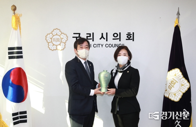 경기동부권 시군의장협의회의 의정활동 최우수의원으로 선정된 구리시의회 양경애 부의장에게 권봉수 구리시의회 의장이 최우수상을 전달하고 있다.(사진=구리시의회 제공)