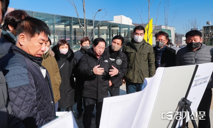 주광덕 남양주시장이 오남역과 양지지구를 연결하는 도시계획도로 개설 사업 현장을 찾아 점검하고 있다.(사진=남양주시 제공)