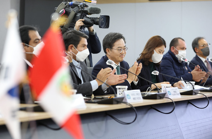 지난 2일 오후 경기도청 5층 상황실에서 김동연 경기도지사가 알시데 쿠시우망 우카우시 페루 친체로시 시장 당선자 등 폐루 경제교류협력사절단과 경기도-페루 우호증진 및 교류협력 회의를 하고 있다. (사진=경기도 제공)