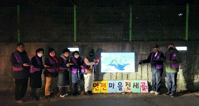여성친화도시 시민참여단 회원들이 안전한 시민들의 저녁 통행을 위해 안심귀갓길 조성을 위한 퍼포먼스를 펼치고 있다. (사진=광주시 제공)