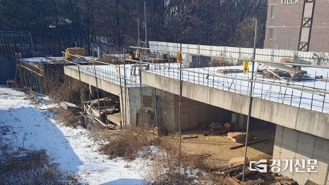  지난해 10월 입주 예정이나 공사가 중단돼 입주가 미뤄지고 있는 용인의 B시행사 단독주택단지. (사진=박진석 기자)