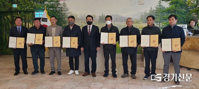 2022년 이통장 활동 유공으로 시장 표창을 받은 사람들이 백영현 포천시장과 기념촬영하고 있다. 왼쪽부터 유해원 군내면 회장, 이상영 가산면 회장, 박선철 영중면 회장, 김윤순 일동면 사무국장, 백영현 포천시장, 이민우 이동면 사무국장, 한명환 관인면 사무국장, 변석남 화현면 사무국장, 정세원 선단동 사무국장. (사진=문석완 기자)