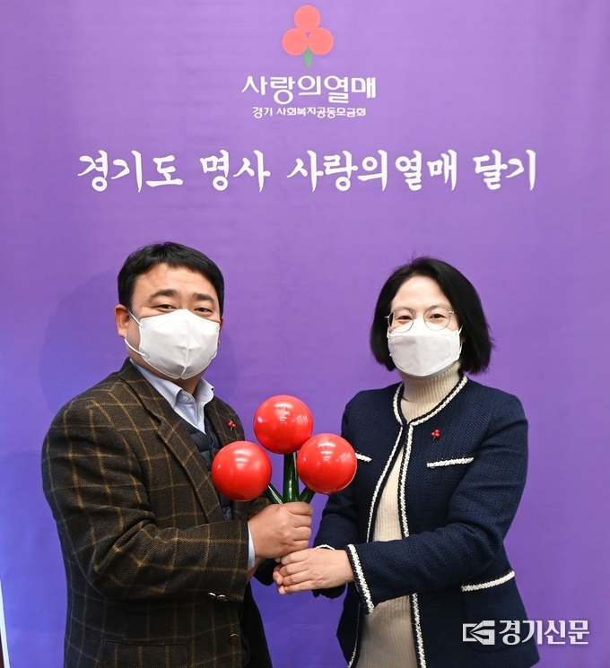  6일 김대훈 경기신문 대표이사 사장과 강영진 경기사회복지공동모금회 부장이 ‘사랑의열매 달기 릴레이’ 후 기념 촬영을 하고 있다. (사진=오재우 기자)