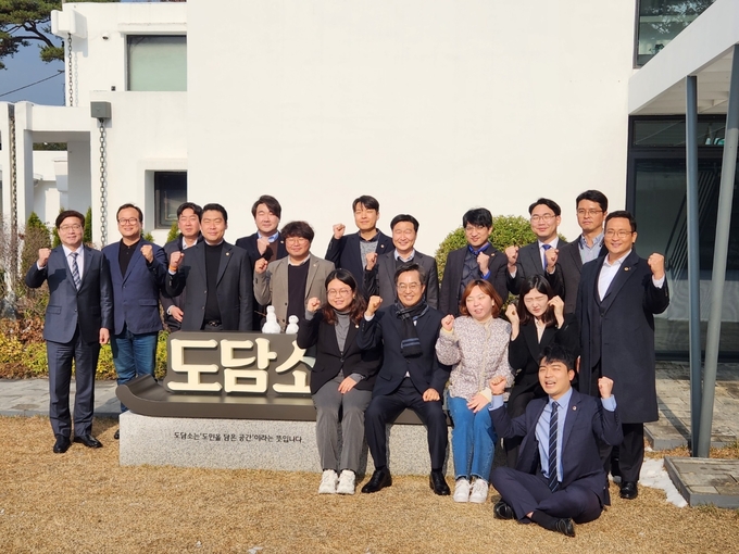 김동연 경기도지사는 6일 도담소에서 도의회 더불어민주당 소속 청년의원들과 소통 간담회를 가졌다. (사진=김기웅 기자)