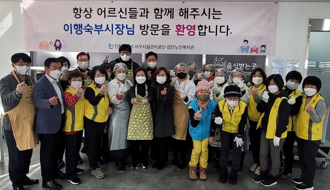 이행숙 인천시 문화복지정무부시장과 복지국 직원들이 6일 오전 서구 마전동에 위치한 검단노인복지관을 찾아 어르신들을 위한 점심 배식 봉사 활동을 진행한 뒤 사진촬영을 하고 있다. ( 사진 = 인천시 제공 )