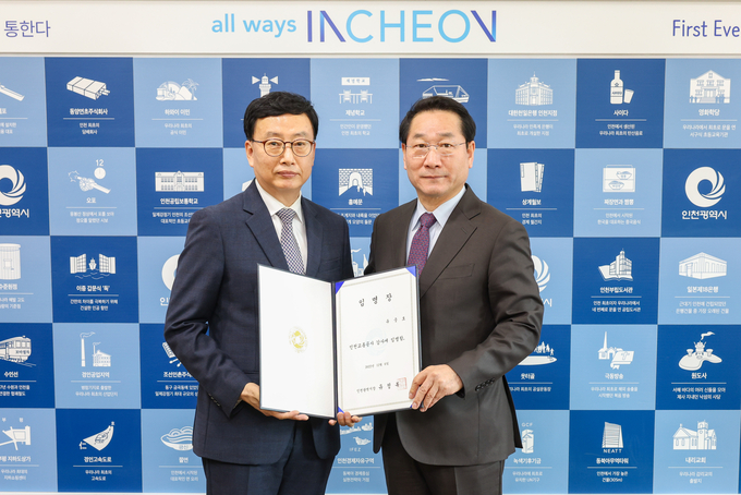 유중호 인천교통공사 신임 상임감사(왼쪽)가 유정복 인천시장으로부터 임명장을 받은 뒤 기념촬영을 하고 있다. ( 사진 = 인천교통공사 제공 )